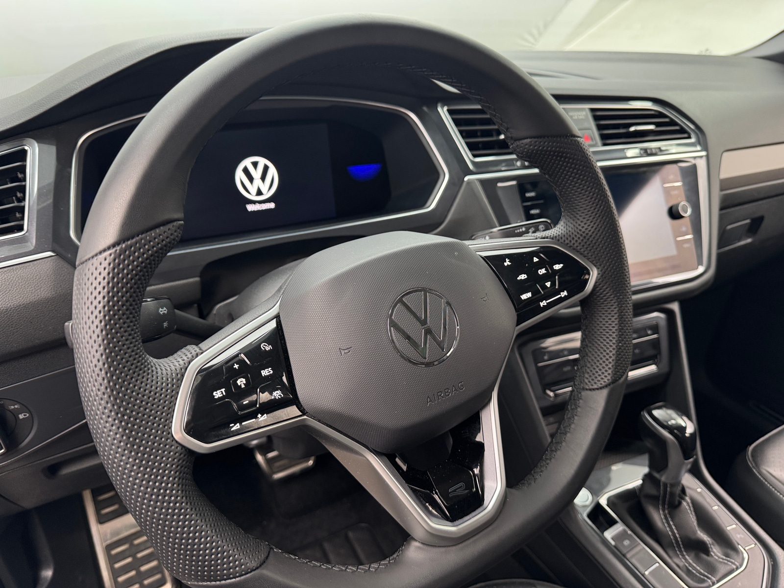 Thumbnail: 2022 Volkswagen Tiguan - 4