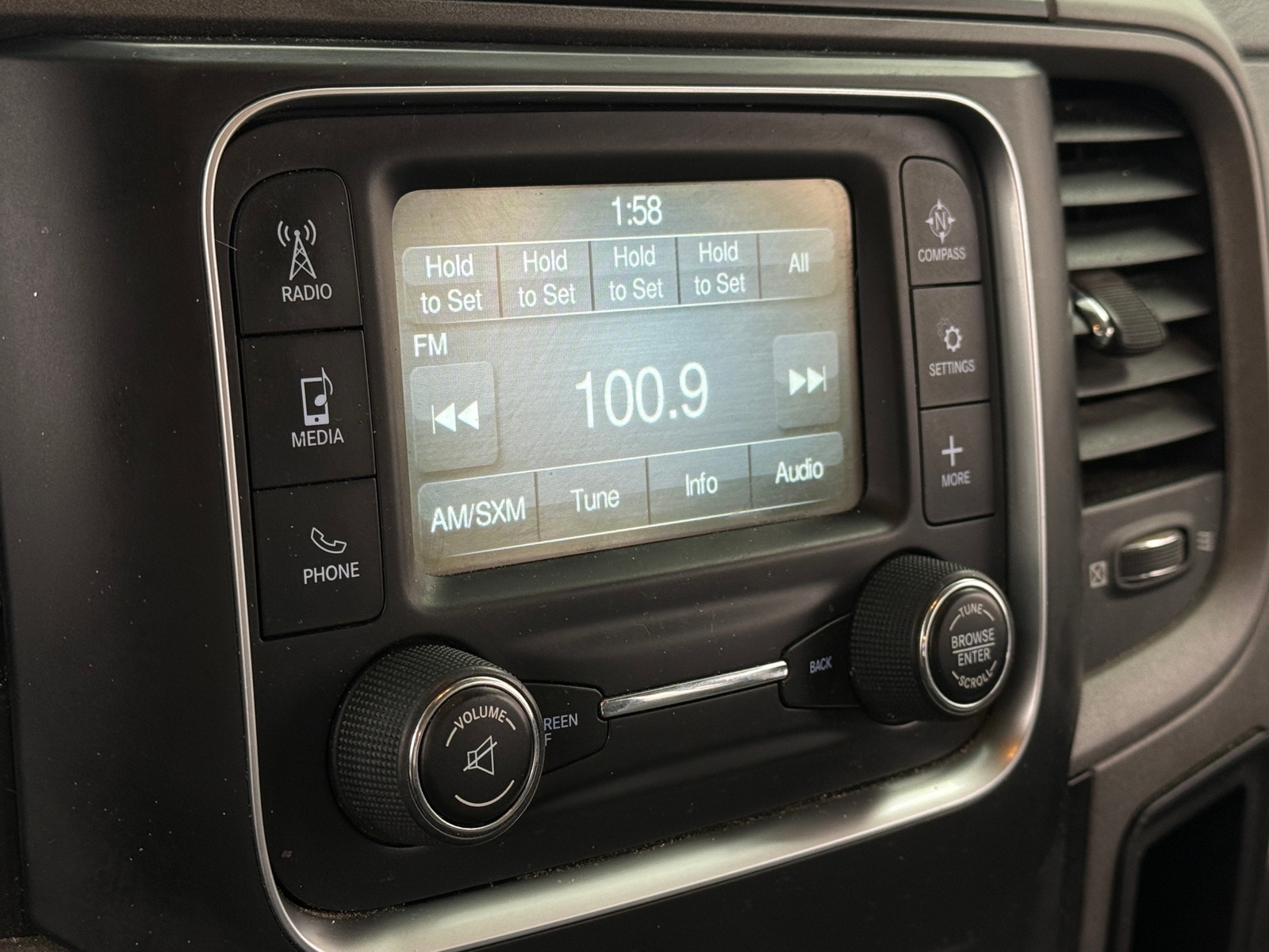 Thumbnail: 2019 RAM 1500 Classic - 4