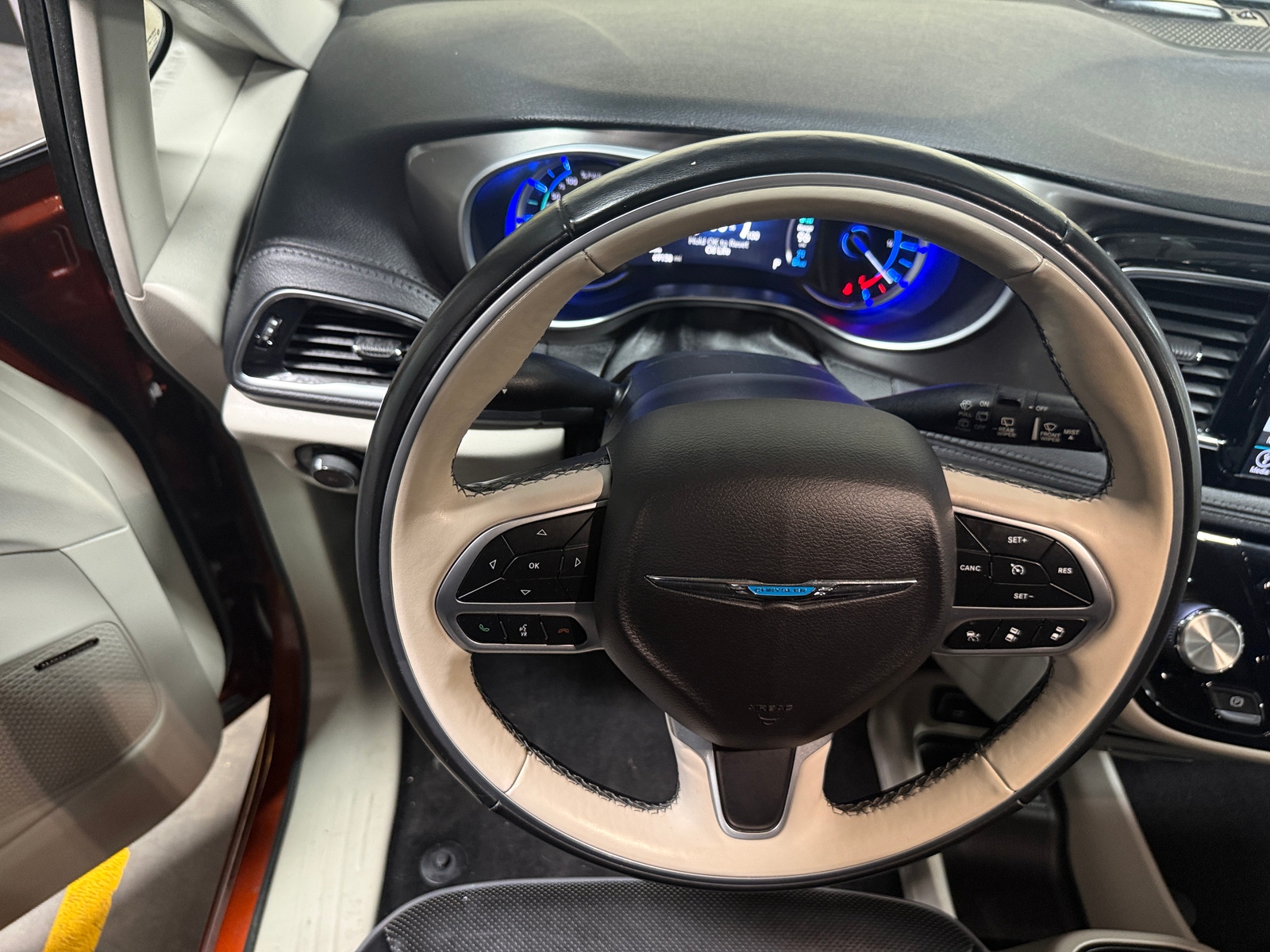 Thumbnail: 2018 Chrysler Pacifica - 4