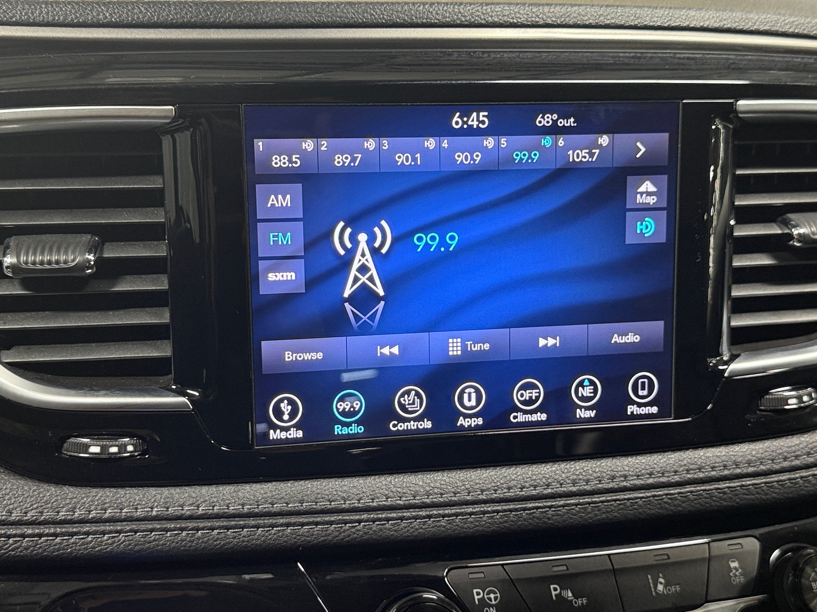 Thumbnail: 2018 Chrysler Pacifica - 3