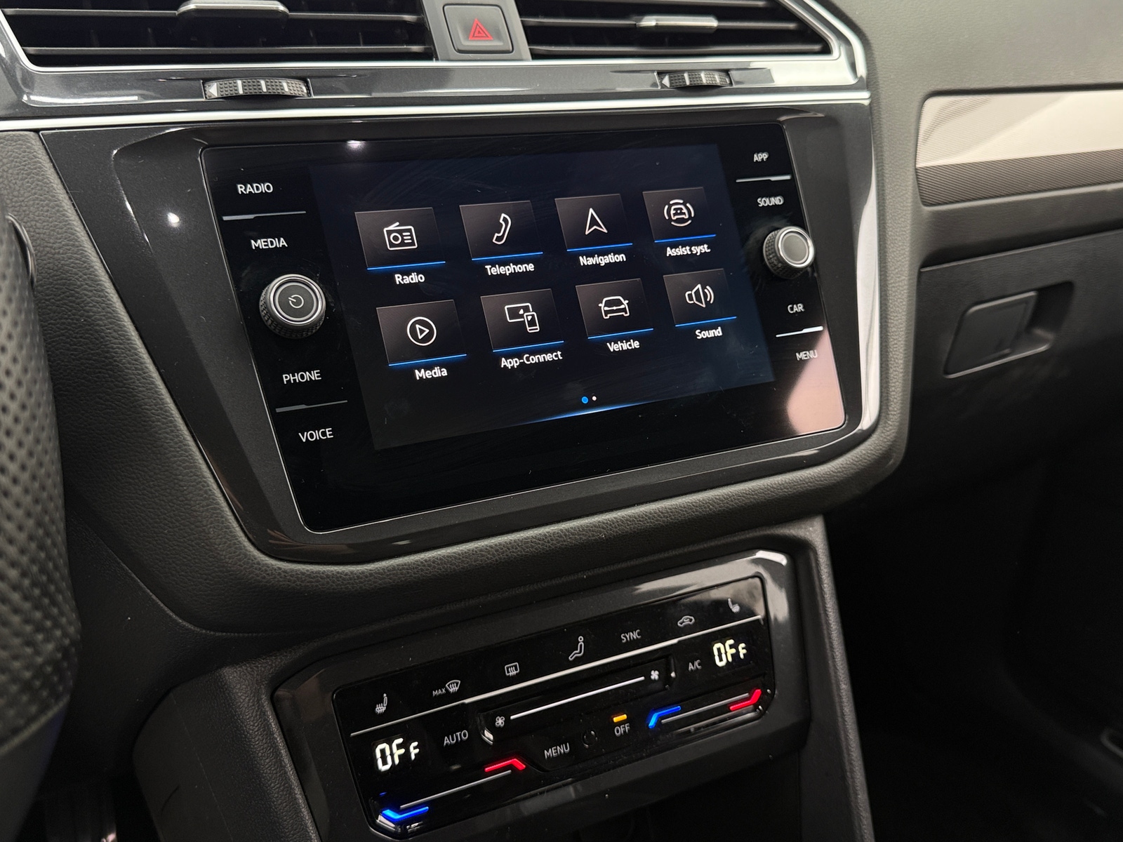 Thumbnail: 2024 Volkswagen Tiguan - 3