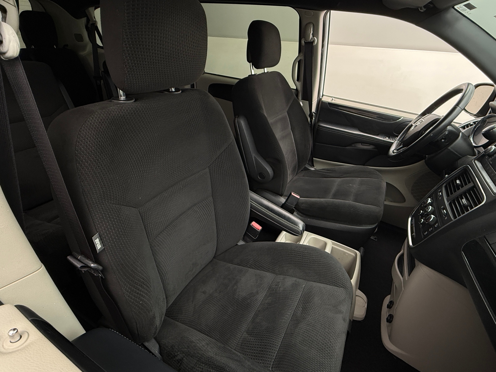 Thumbnail: 2016 Dodge Grand Caravan - 2