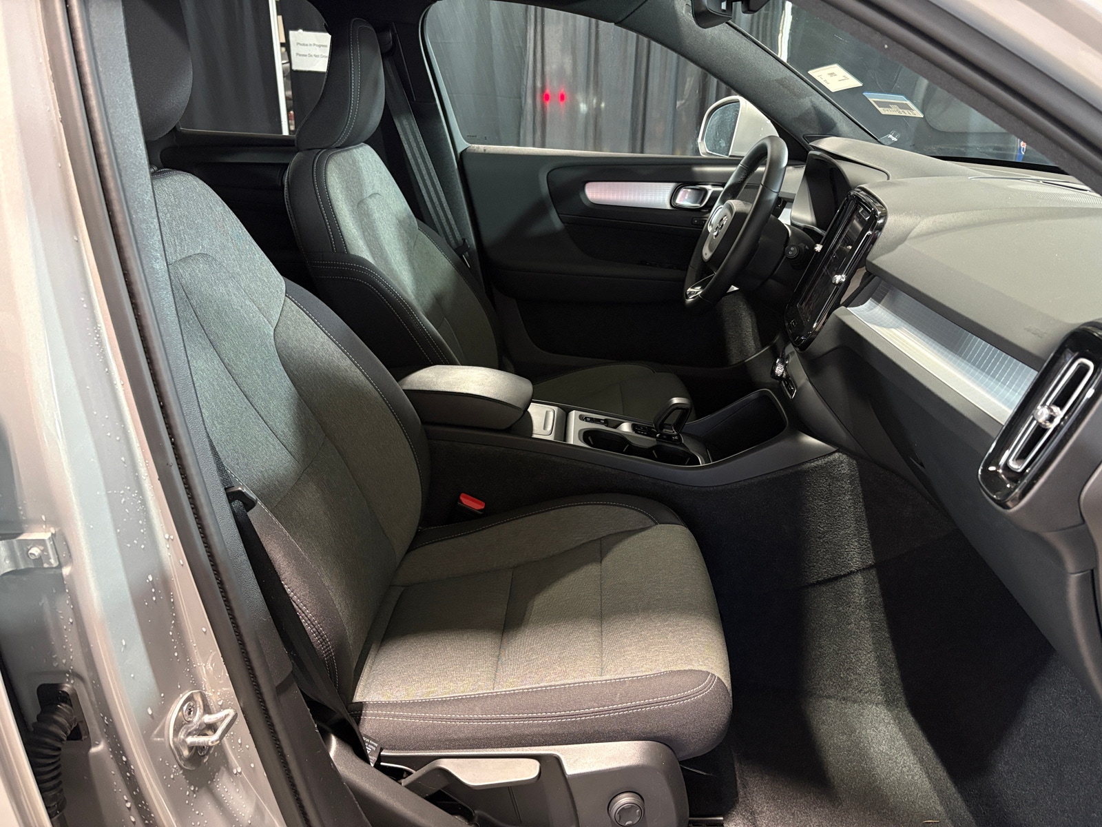 Thumbnail: 2024 Volvo XC40 - 2