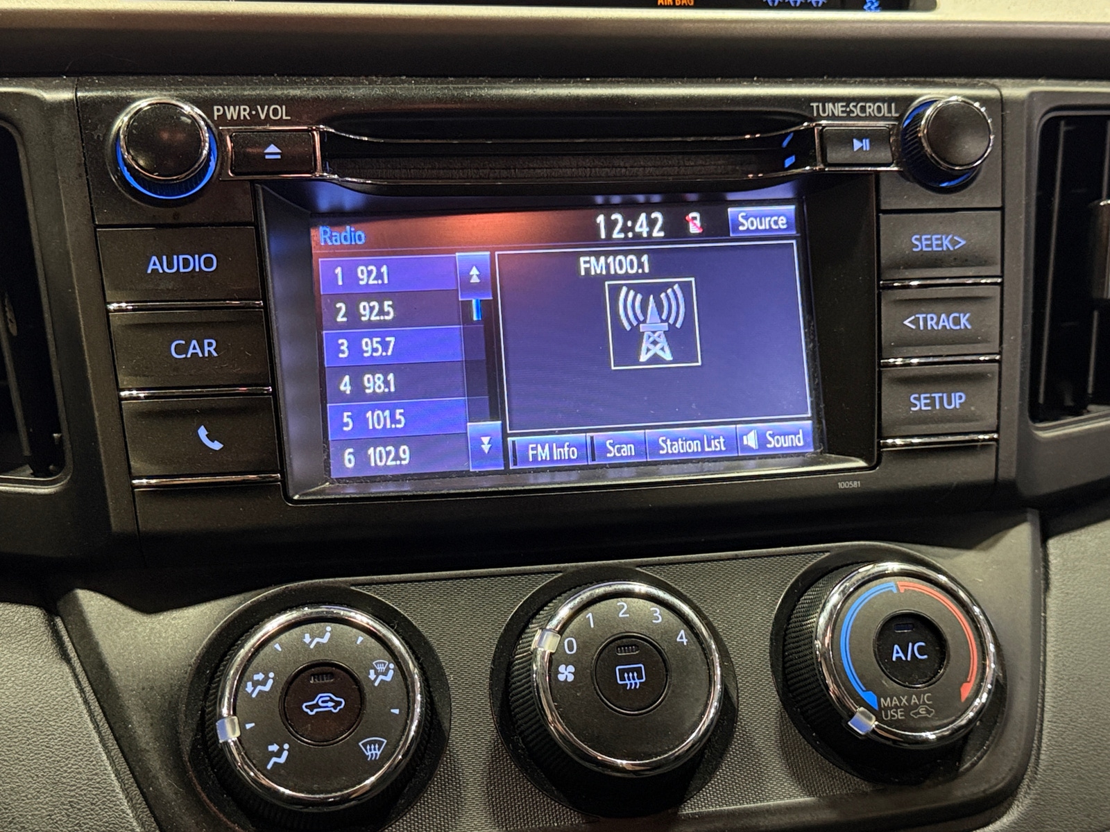 Thumbnail: 2018 Toyota RAV4 - 4