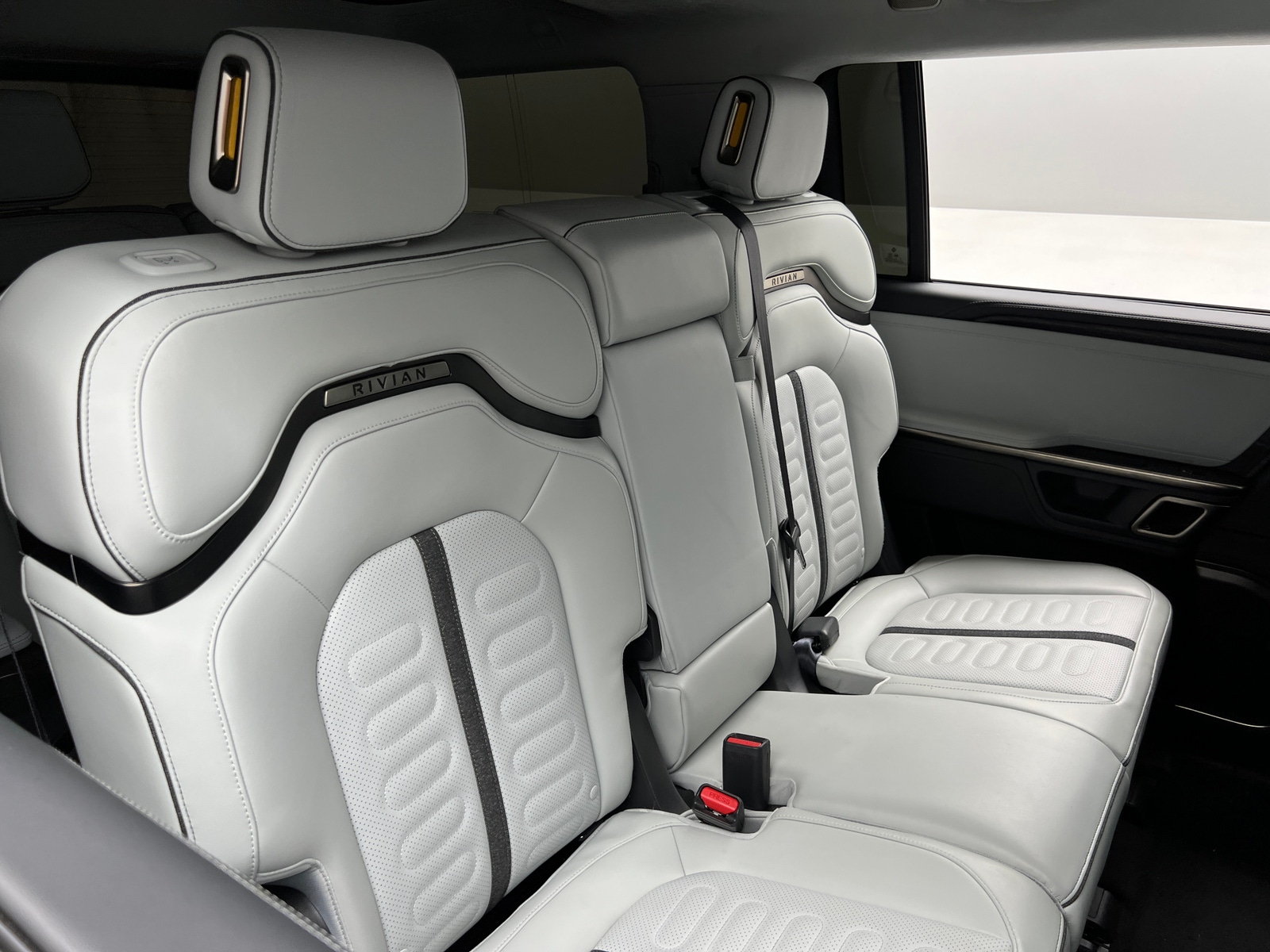 Thumbnail: 2024 Rivian R1S - 5