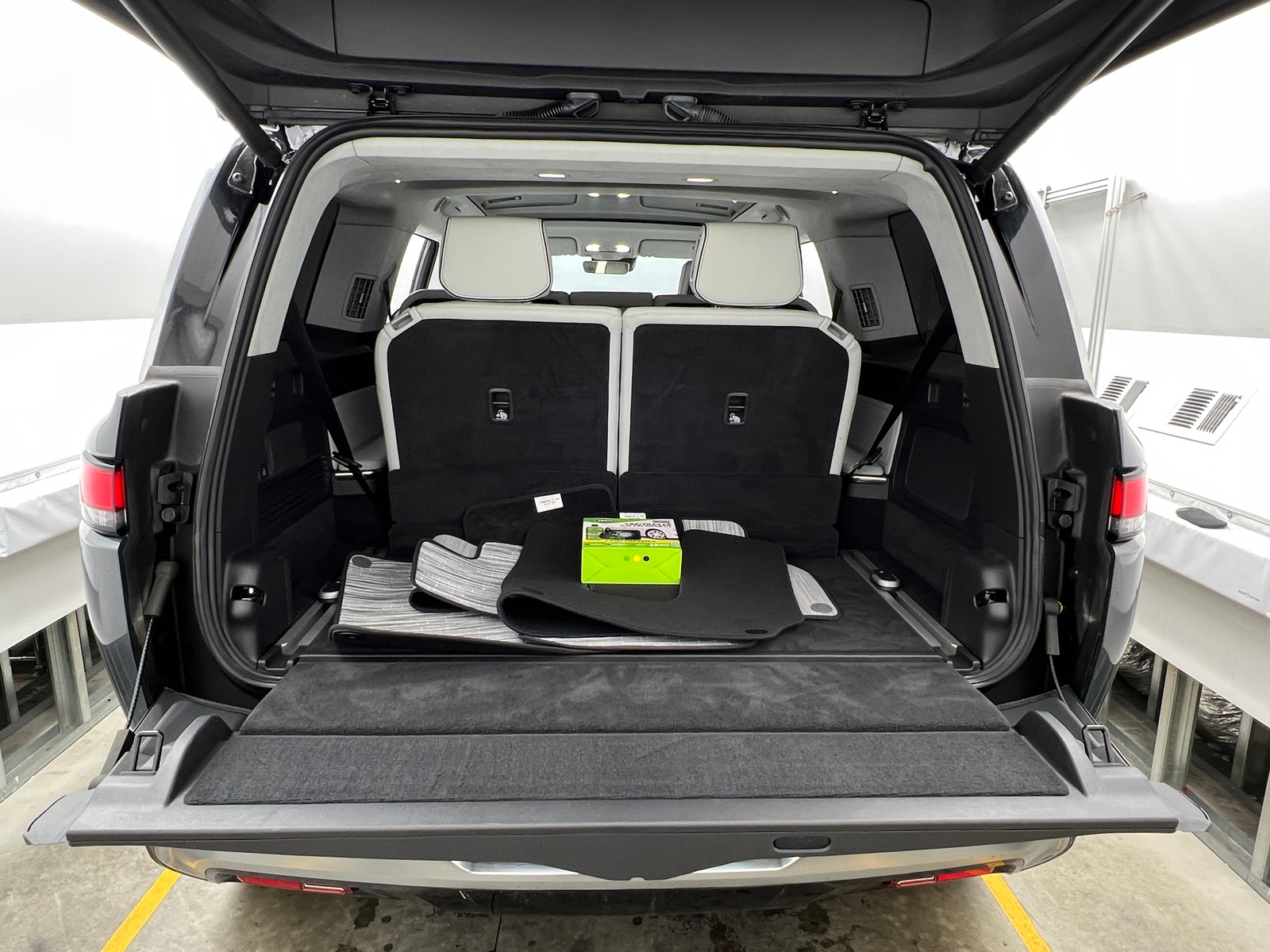 Thumbnail: 2024 Rivian R1S - 6