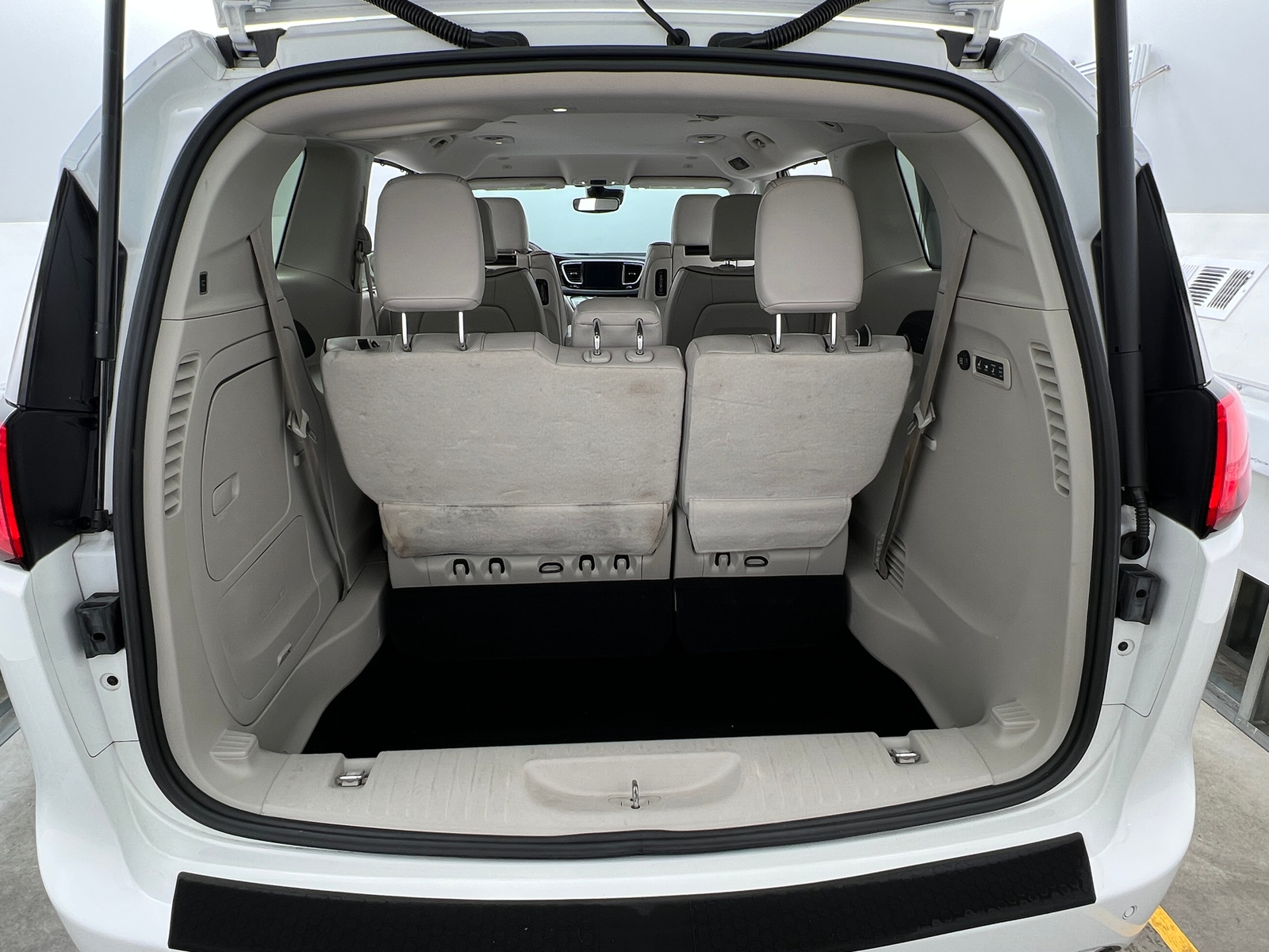 Thumbnail: 2018 Chrysler Pacifica - 6