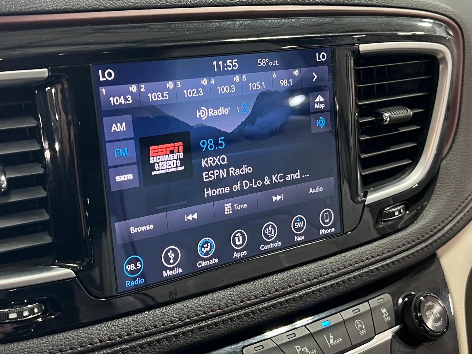 Thumbnail: 2018 Chrysler Pacifica - 3