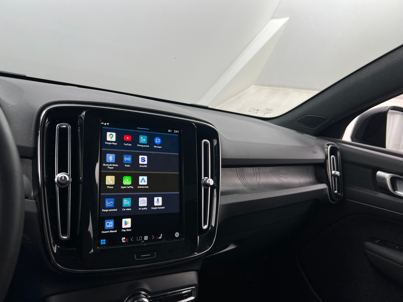 Thumbnail: 2023 Volvo C40 - 3