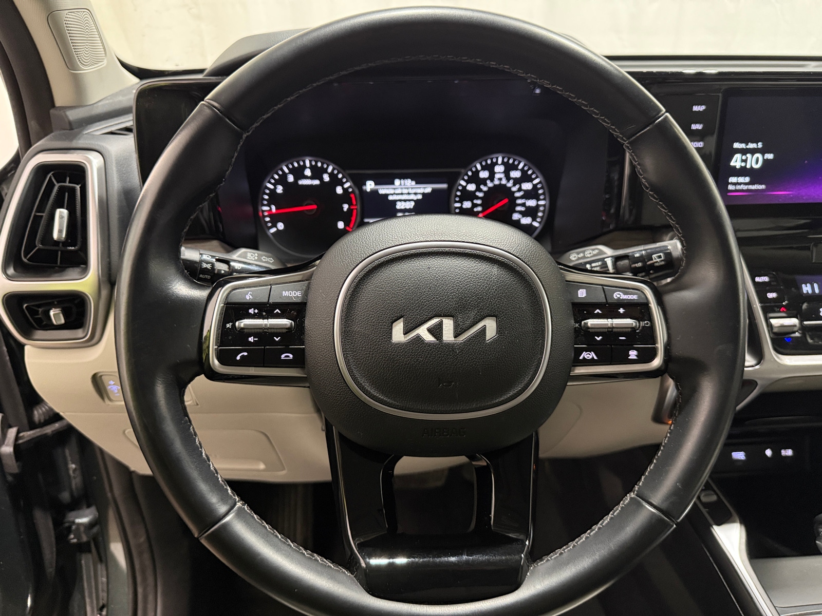 Thumbnail: 2023 Kia Sorento - 4