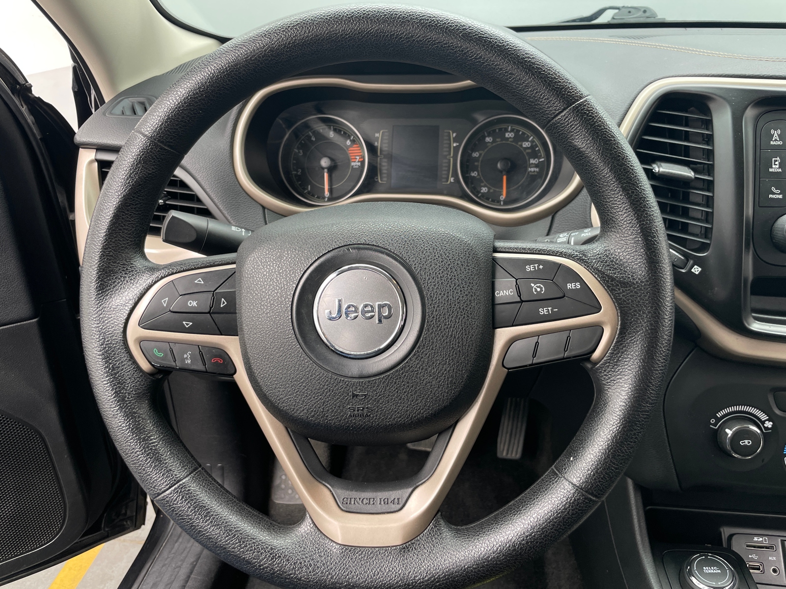 Thumbnail: 2016 Jeep Cherokee - 5