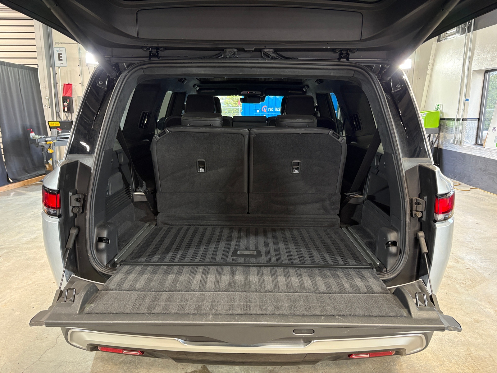 Thumbnail: 2025 Rivian R1S - 6