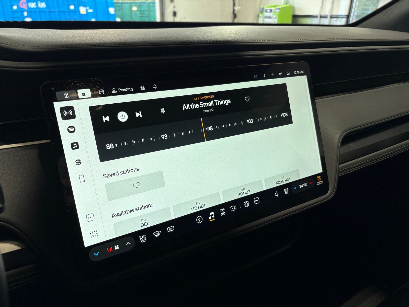 Thumbnail: 2025 Rivian R1S - 3