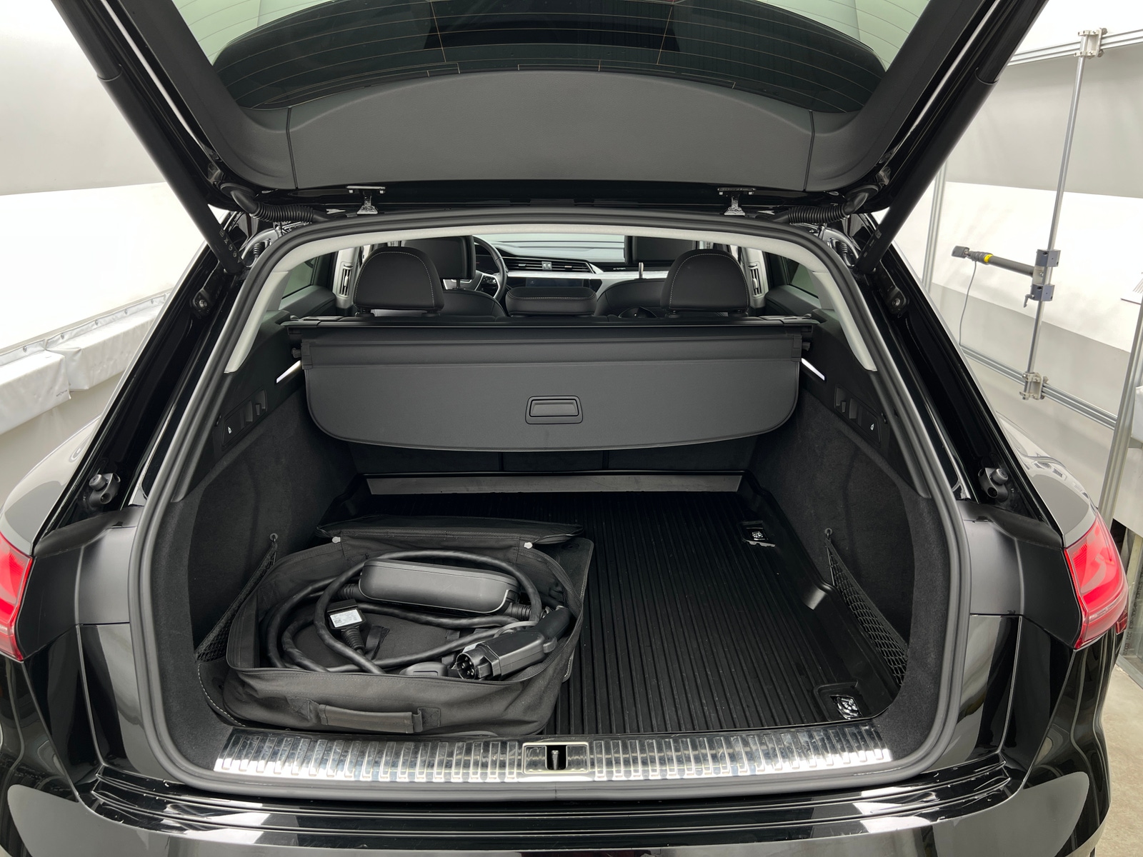 Thumbnail: 2023 Audi e-tron - 6