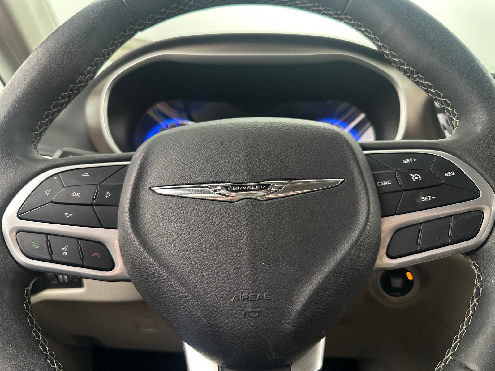 Thumbnail: 2023 Chrysler Voyager - 5