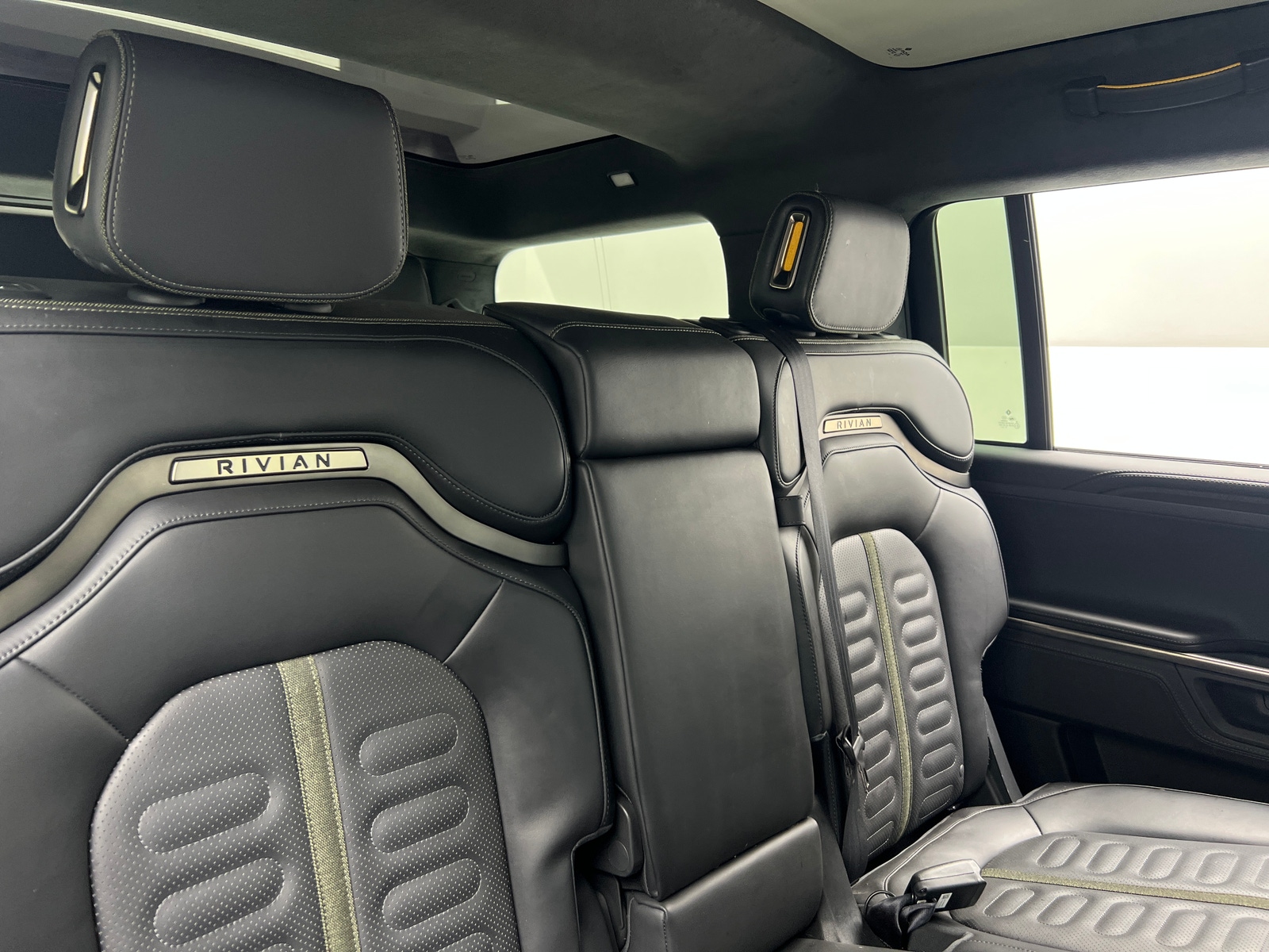 Thumbnail: 2025 Rivian R1S - 5