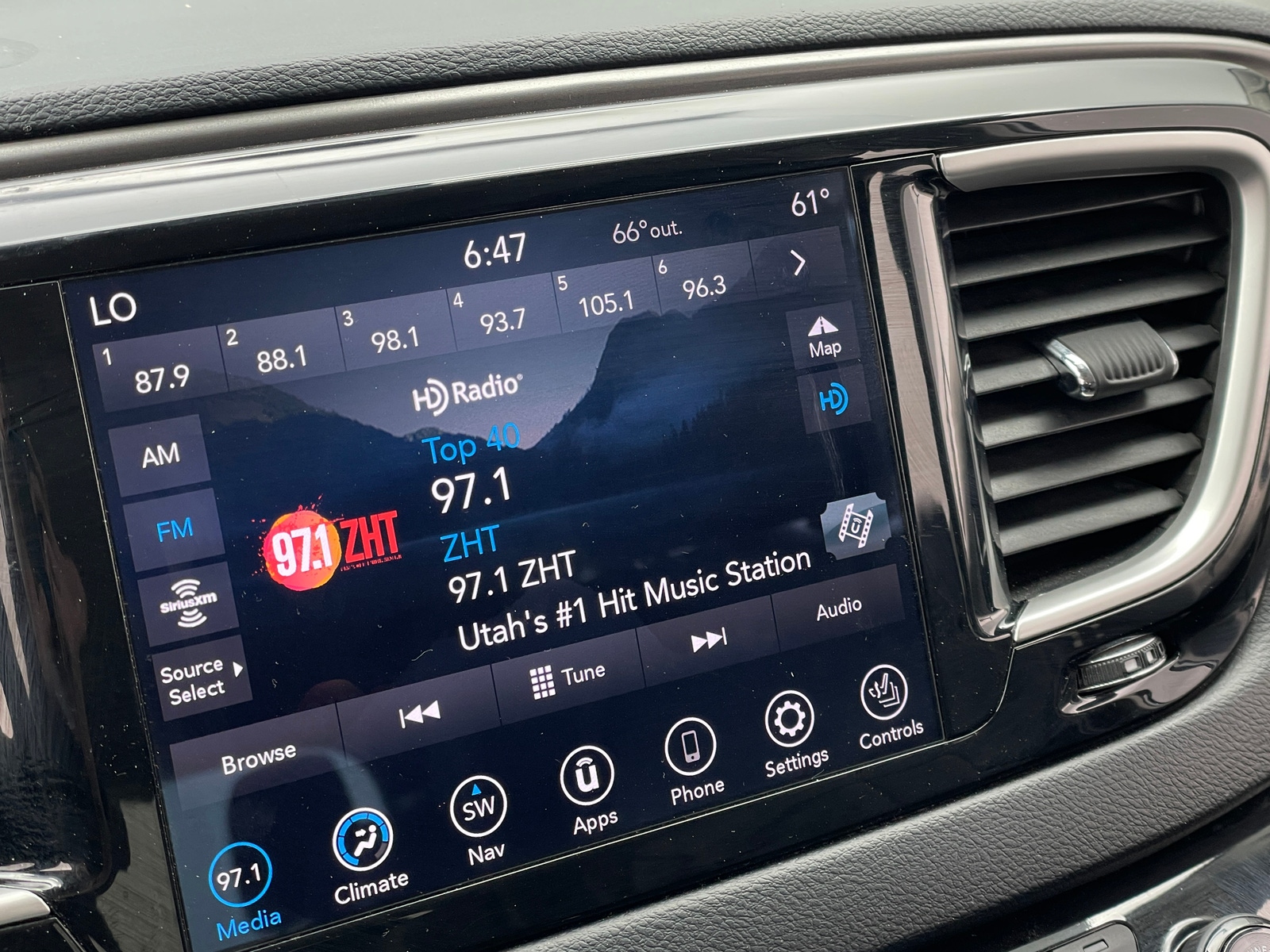 Thumbnail: 2020 Chrysler Pacifica - 3