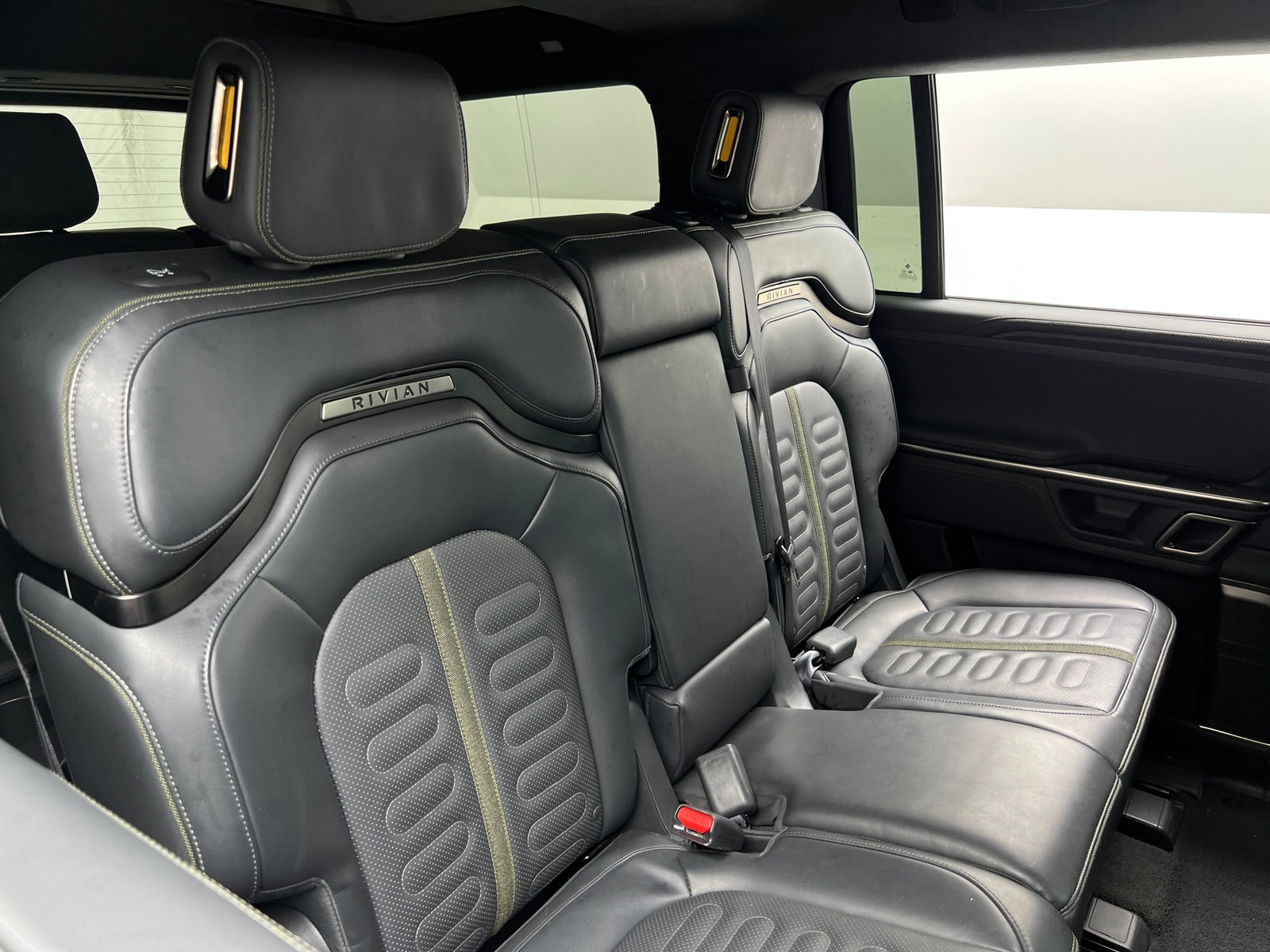 Thumbnail: 2024 Rivian R1S - 5