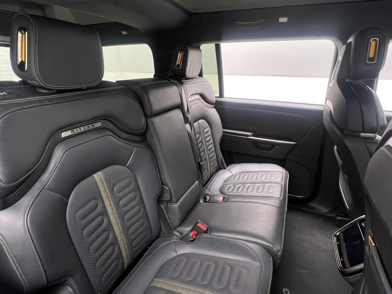 Thumbnail: 2025 Rivian R1S - 5