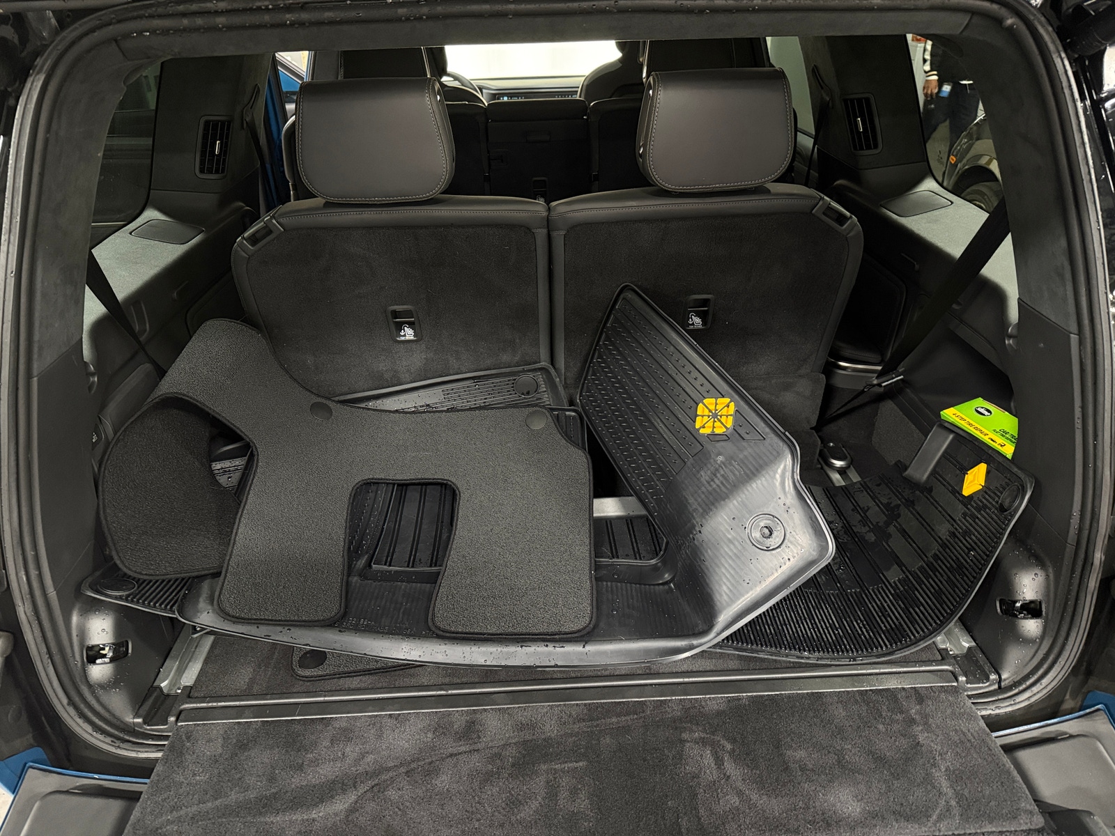 Thumbnail: 2025 Rivian R1S - 6