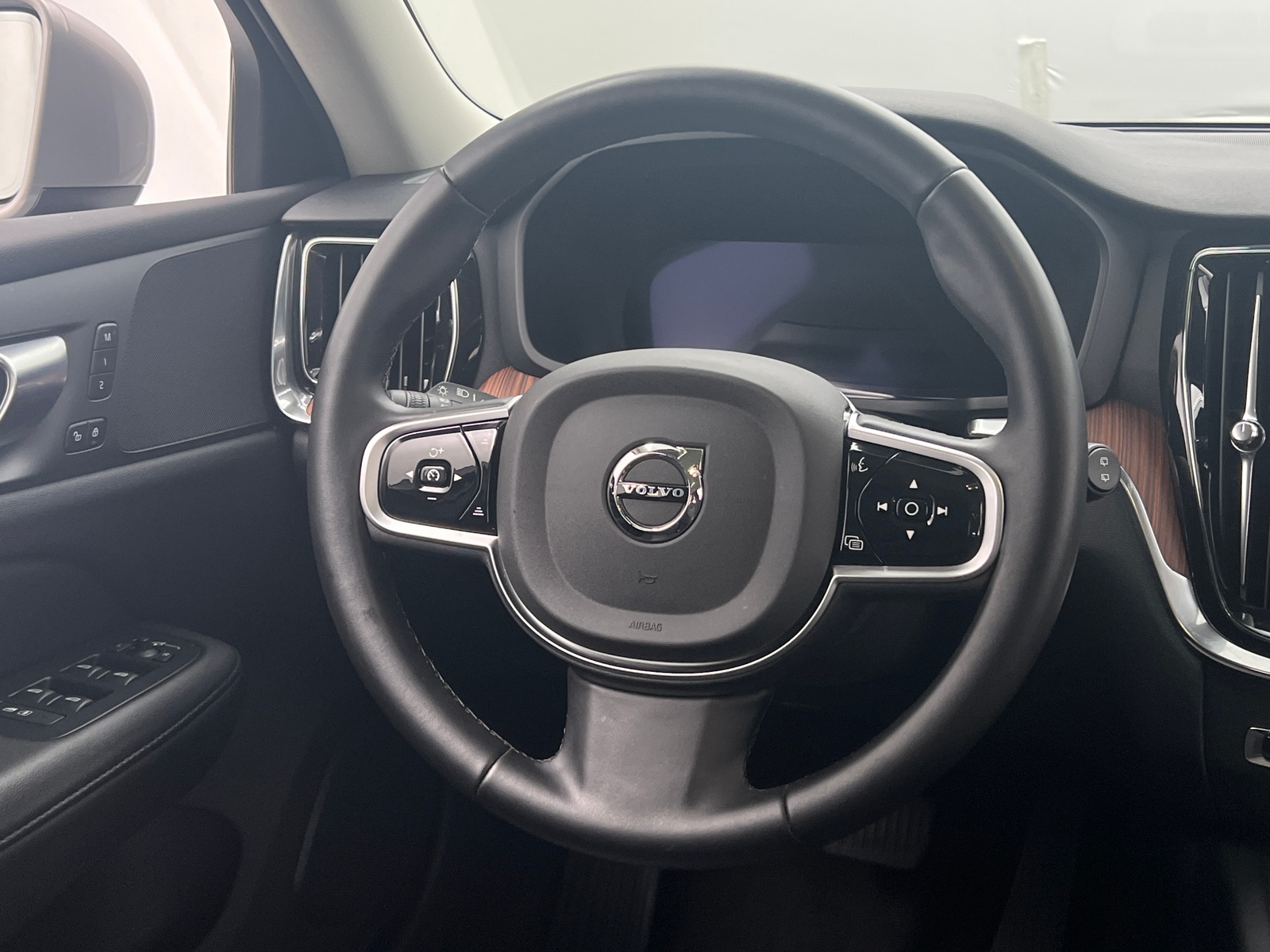 Thumbnail: 2025 Volvo V60 - 4