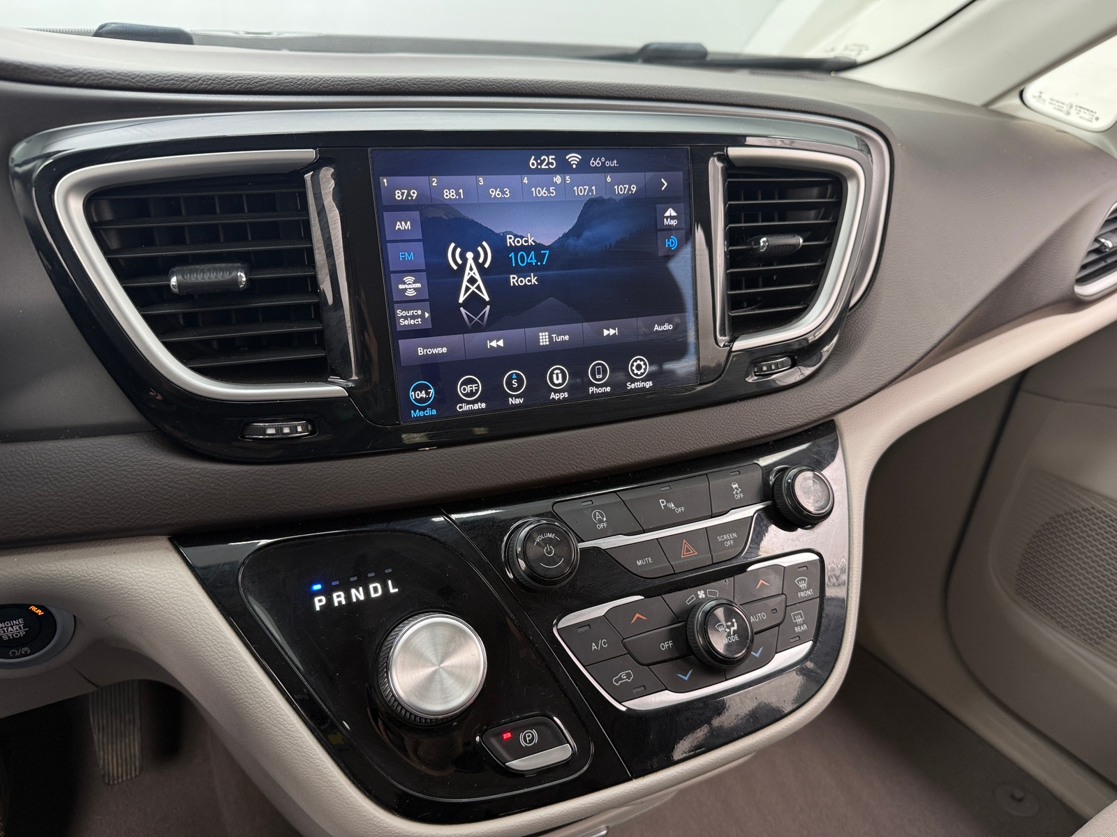 Thumbnail: 2019 Chrysler Pacifica - 4