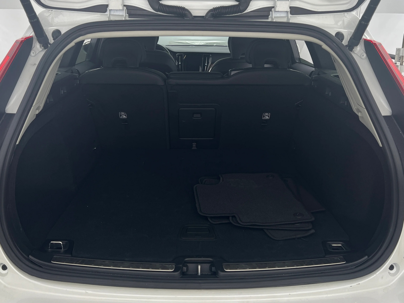 Thumbnail: 2025 Volvo V60 - 6