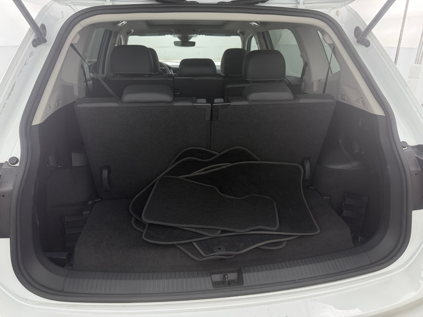 Thumbnail: 2023 Volkswagen Tiguan - 6