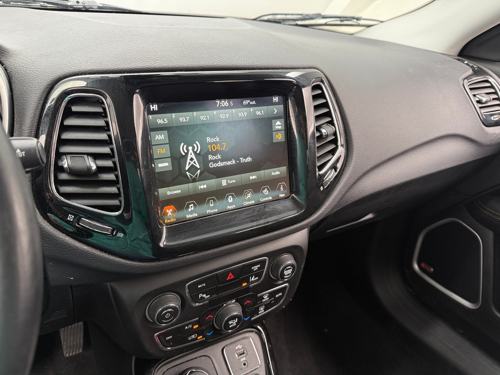 Thumbnail: 2018 Jeep Compass - 3