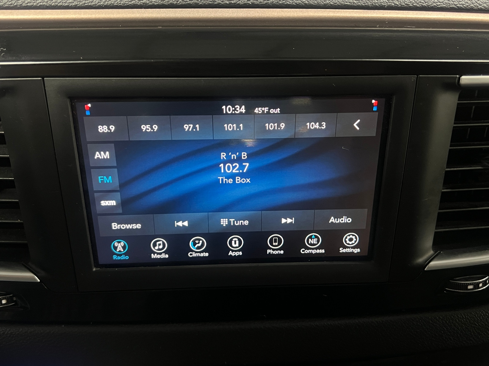 Thumbnail: 2021 Chrysler Voyager - 3