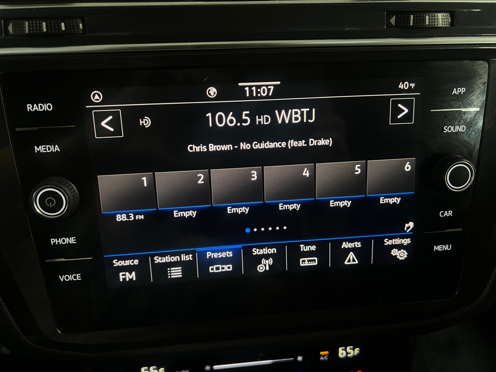 Thumbnail: 2023 Volkswagen Tiguan - 3