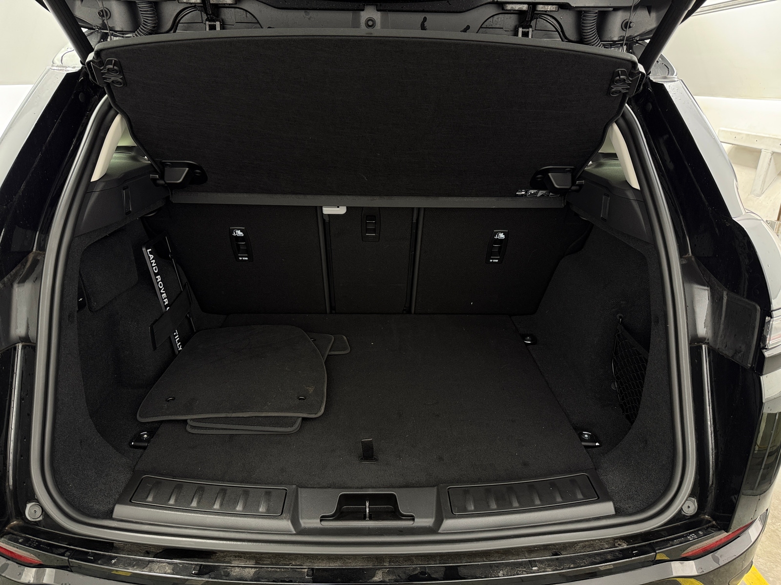 Thumbnail: 2025 Land Rover Range Rover Evoque - 6