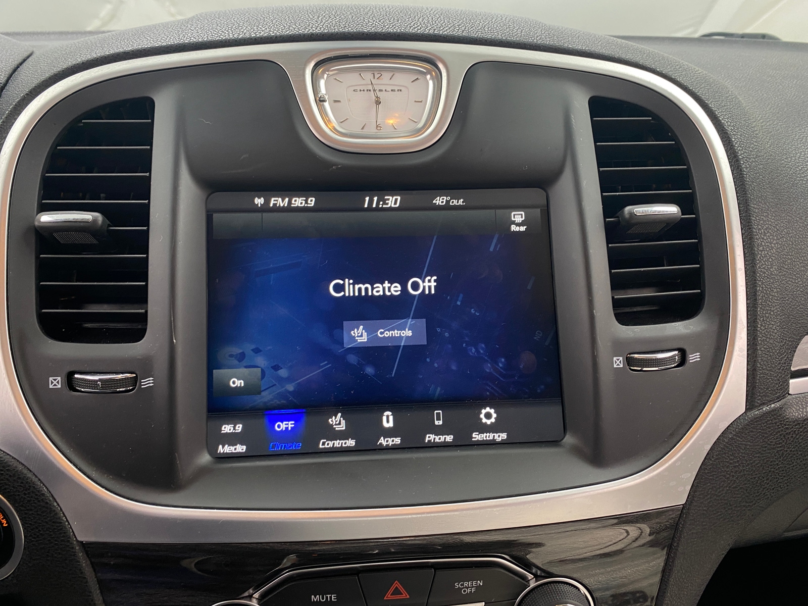 Thumbnail: 2022 Chrysler 300 - 3