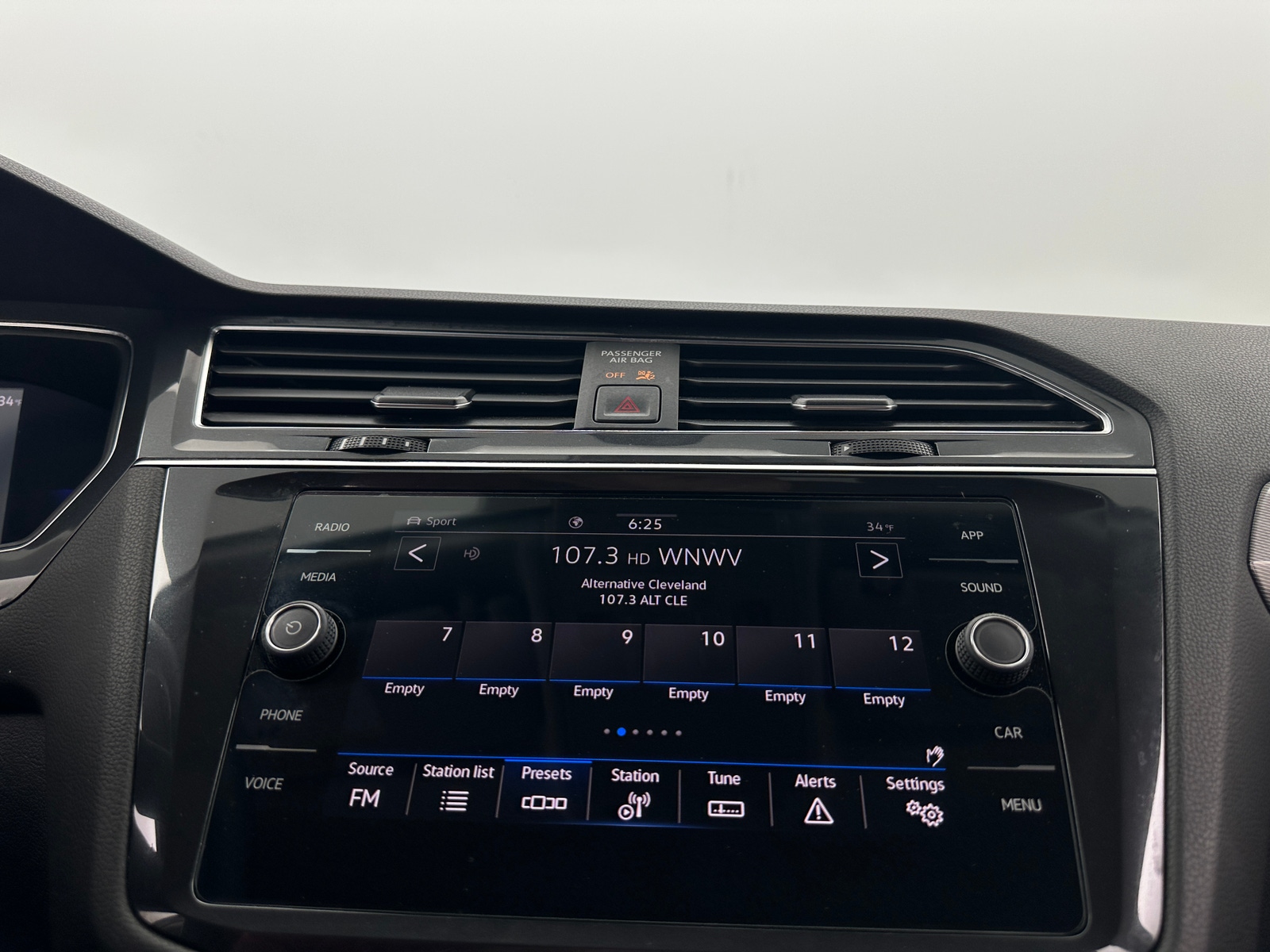 Thumbnail: 2022 Volkswagen Tiguan - 3