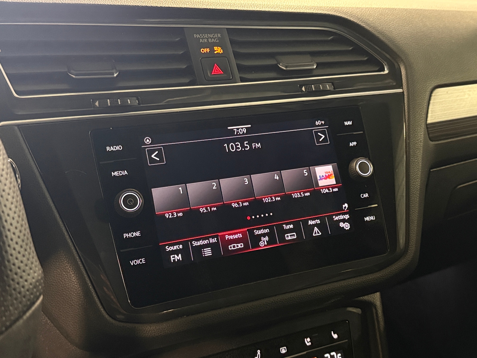 Thumbnail: 2022 Volkswagen Tiguan - 3