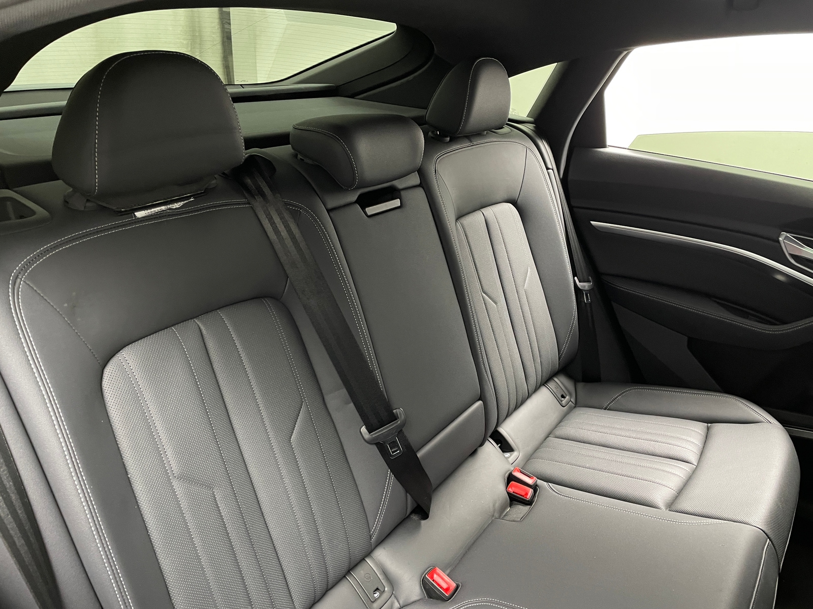 Thumbnail: 2023 Audi e-tron S - 5