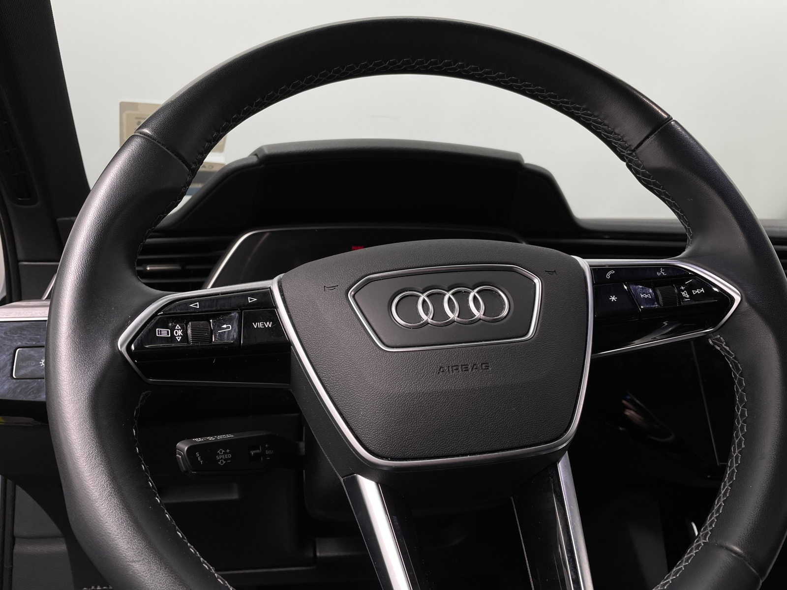 Thumbnail: 2023 Audi e-tron S - 4