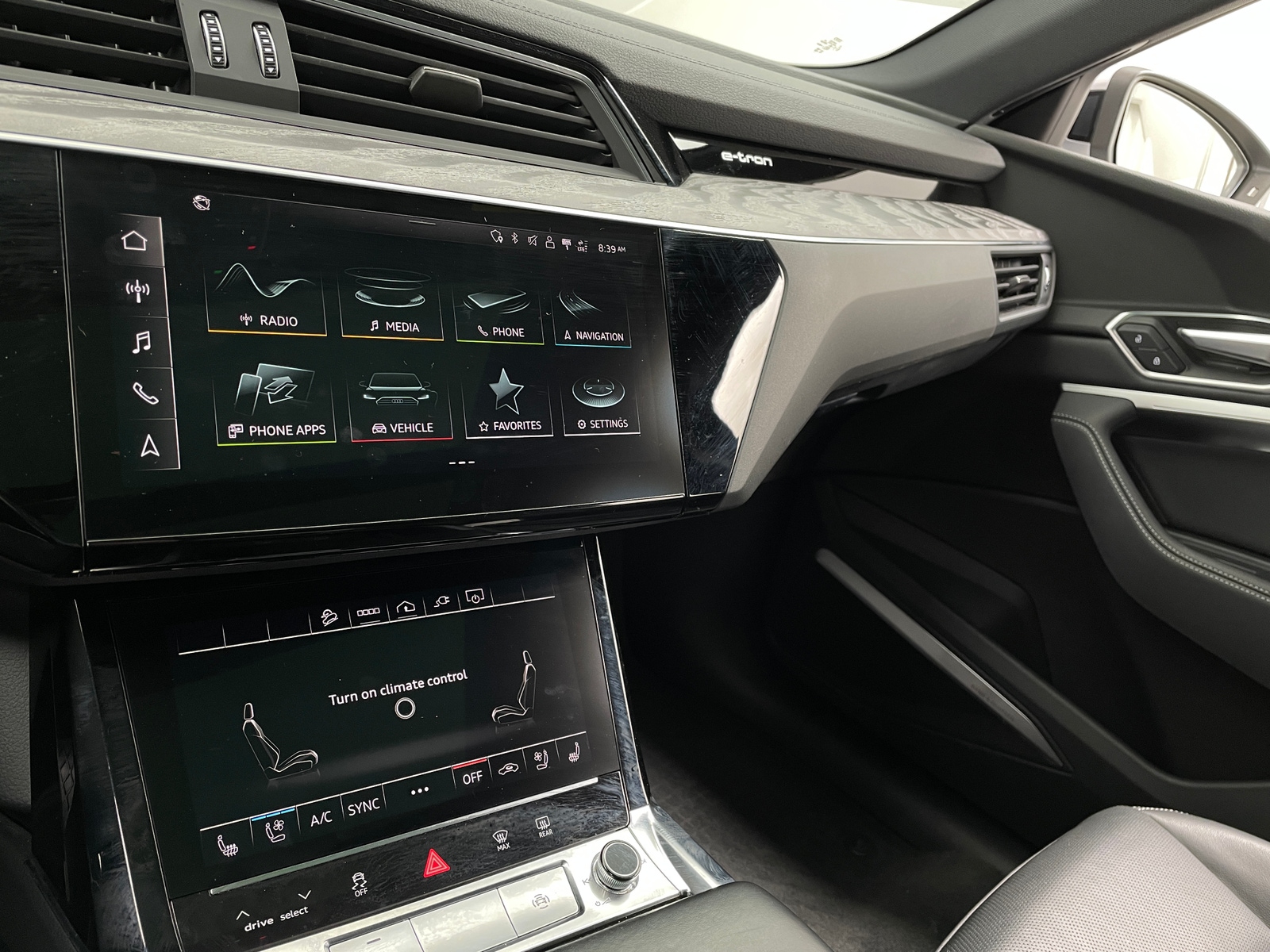 Thumbnail: 2023 Audi e-tron S - 3