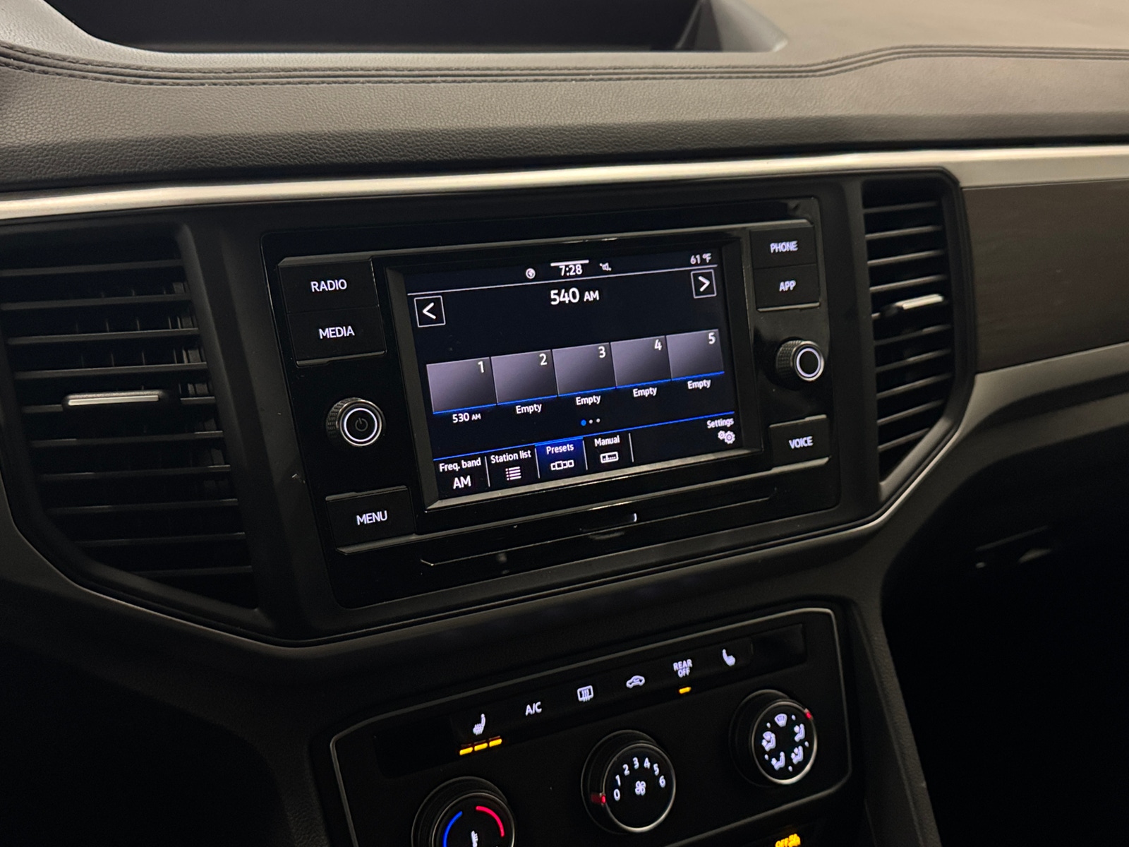 Thumbnail: 2022 Volkswagen Atlas - 3