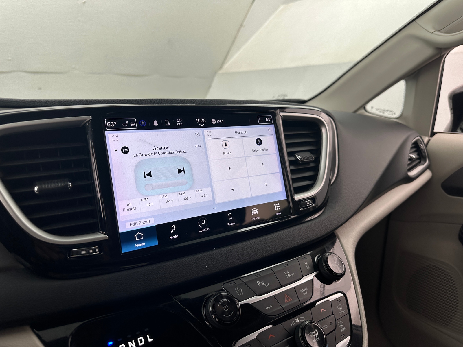 Thumbnail: 2024 Chrysler Pacifica - 3