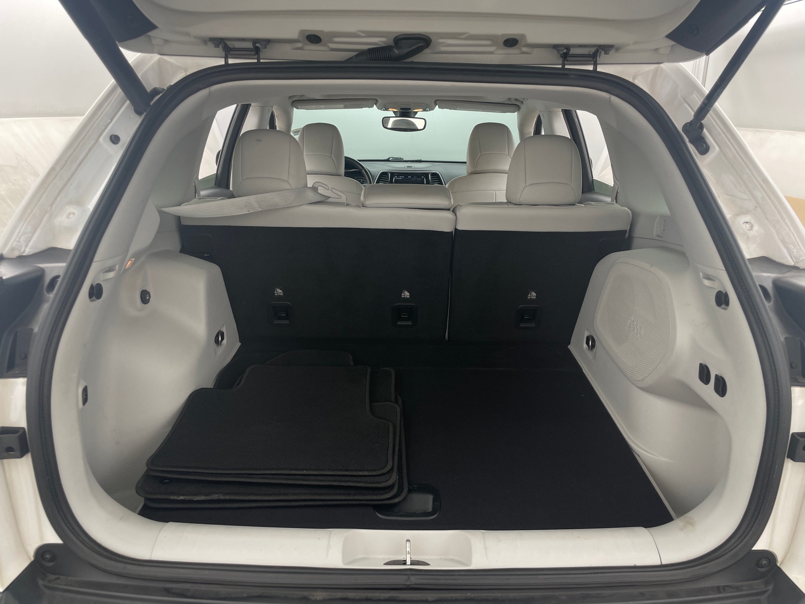 Thumbnail: 2019 Jeep Cherokee - 6