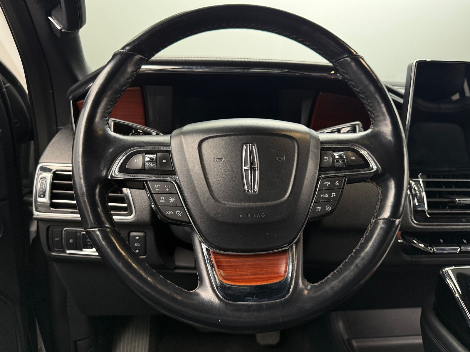 Thumbnail: 2023 Lincoln Navigator - 4