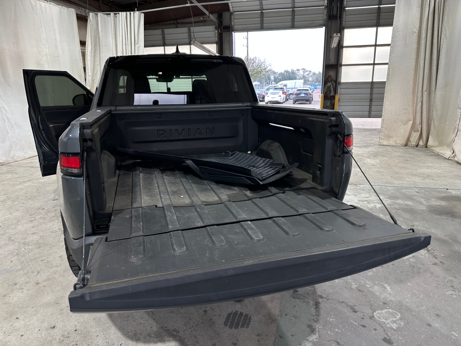 Thumbnail: 2022 Rivian R1T - 6