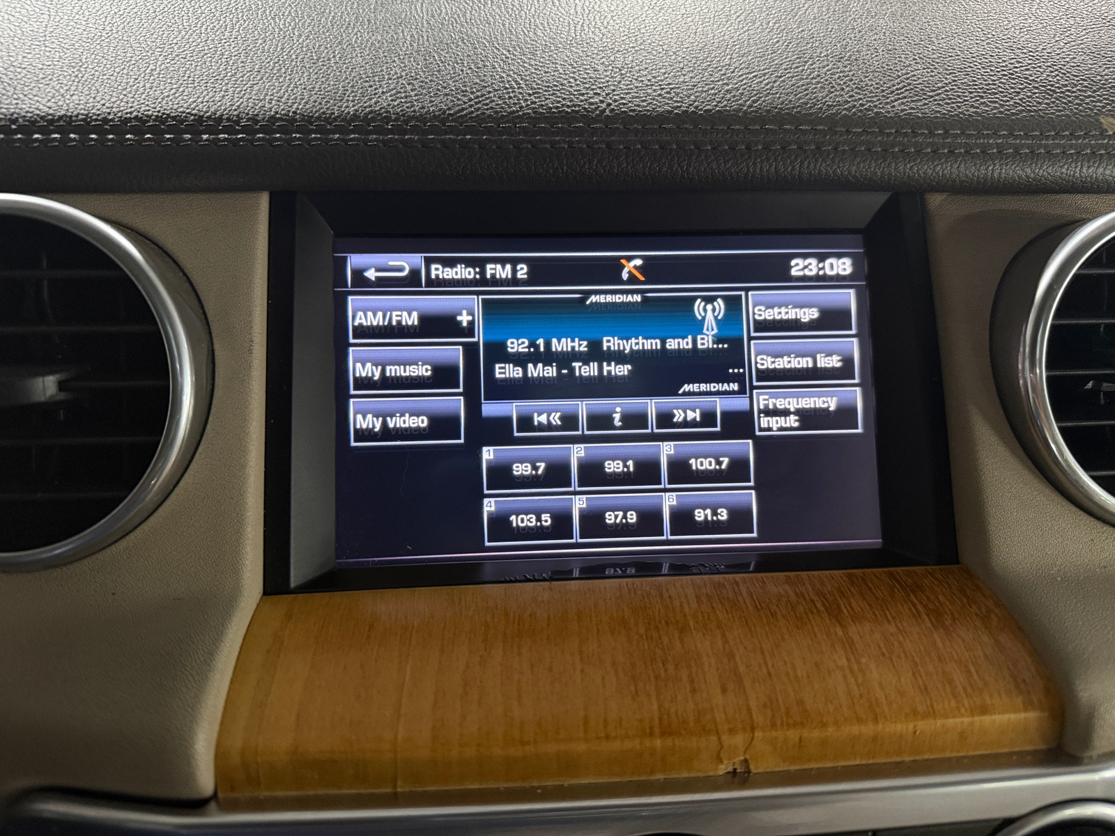 Thumbnail: 2015 Land Rover LR4 - 3