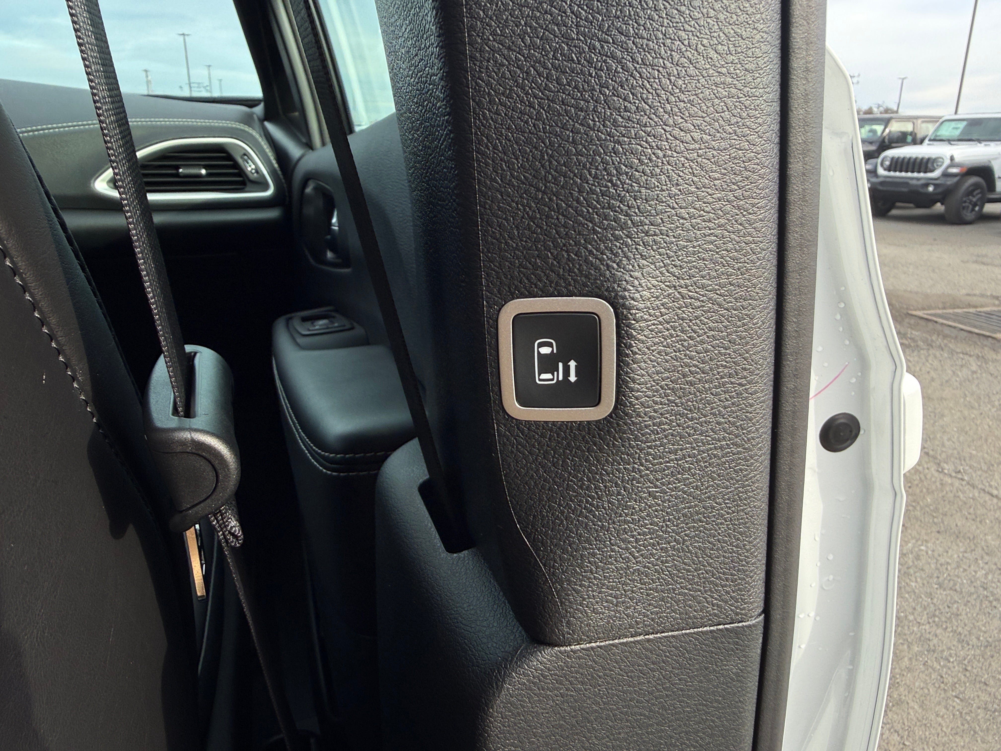 2026 Chrysler Pacifica Select AWD's photo