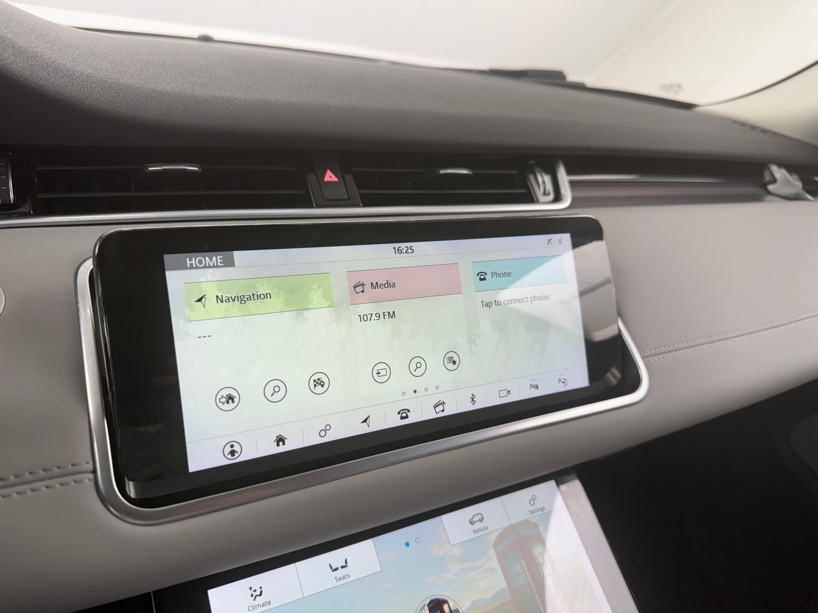 Thumbnail: 2020 Land Rover Range Rover Evoque - 3