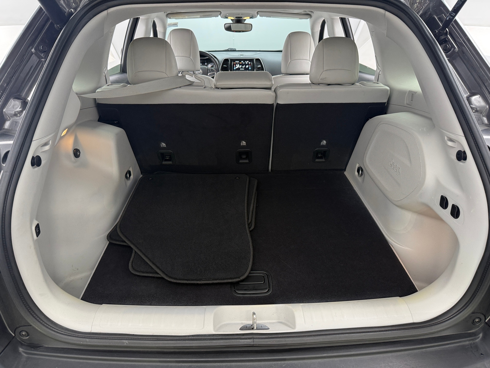 Thumbnail: 2019 Jeep Cherokee - 6