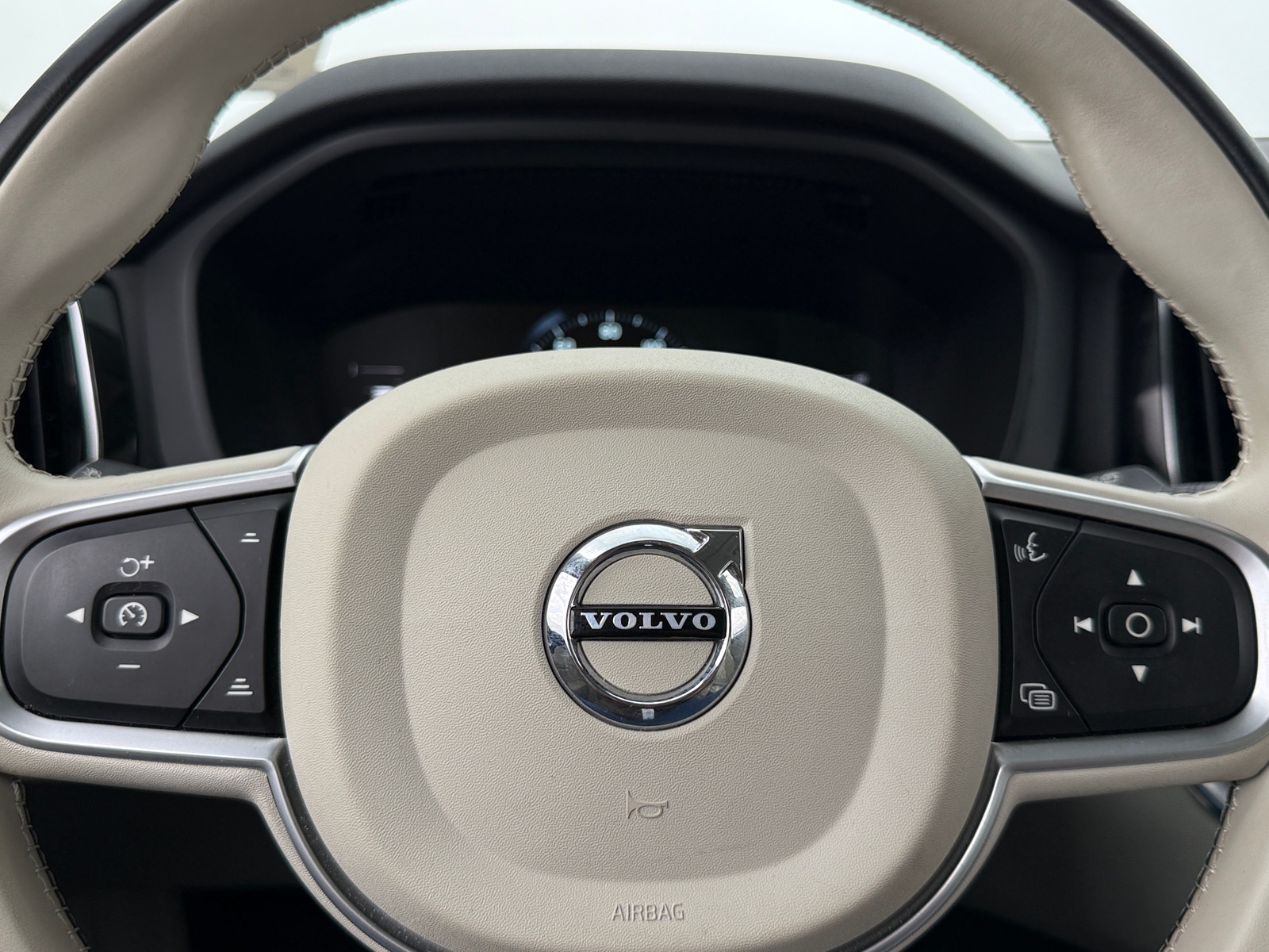 Thumbnail: 2019 Volvo XC60 - 4