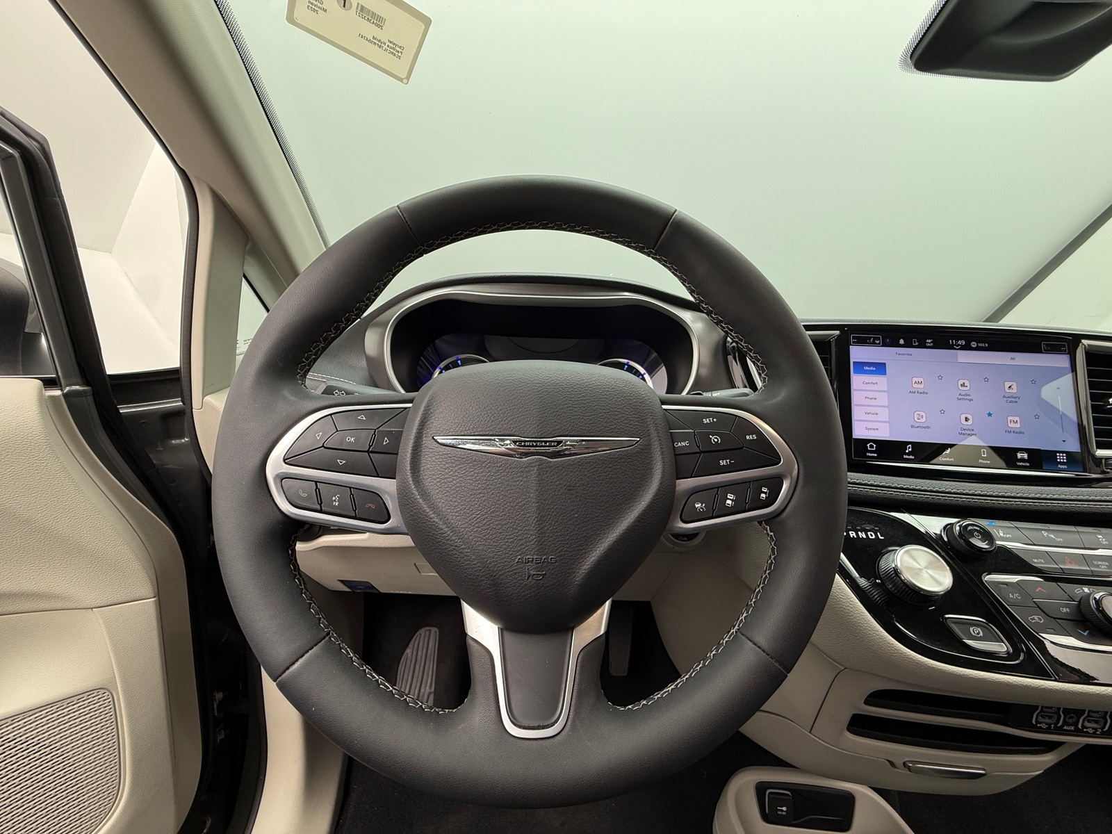 Thumbnail: 2023 Chrysler Pacifica - 4