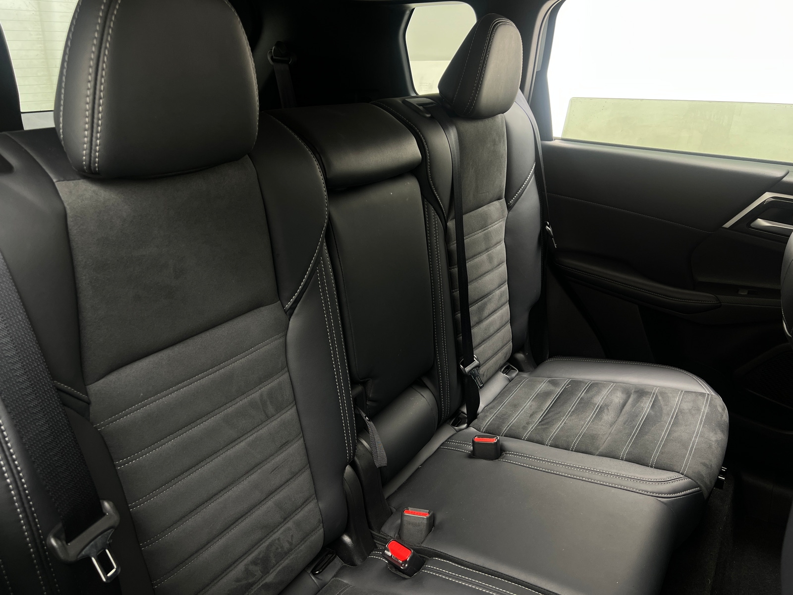 Thumbnail: 2024 Mitsubishi Outlander - 5